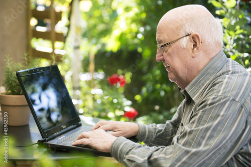 Photo: senior mit notebook senior mit notebook