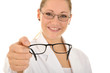 Optikerin reicht Brille
