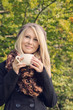 Mädchen mit Tasse blickt in die Ferne, Fashion