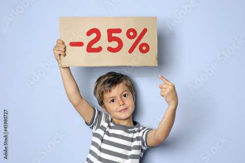 Photo: Kind macht Werbung für einen Rabatt Kind macht Werbung für einen Rabatt