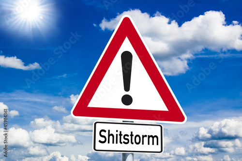 Illustration: Schild mit Shitstorm Schild mit Shitstorm