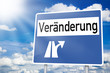 Wegweiser in Blau mit Veränderung und Sonne