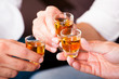 Männer beim Anstoßen mit Rum