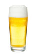 Bierglas gefüllt vor weißem Hintergrund