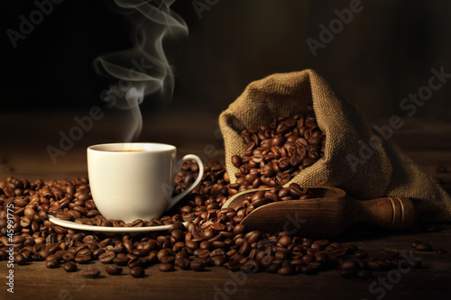 Photo: tazzina di caffè fumante tazzina di caffè fumante