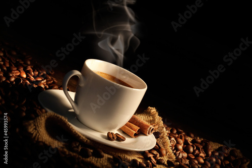 Photo: tazzina di caffè fumante tazzina di caffè fumante