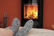 Füße wärmen vor dem Kamin