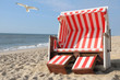 trandkorb am Meer mit Möve
