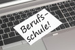 Laptop mit Zettel Berufsschule