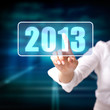 Illustration: junge Frau drückt auf 2013 Button junge Frau drückt auf 2013 Button