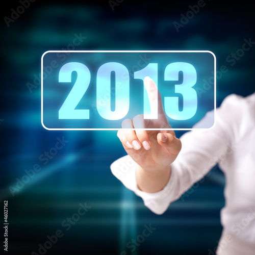 Illustration: junge Frau drückt auf 2013 Button junge Frau drückt auf 2013 Button