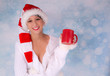Foto: jolie jeune femme et tasse rouge jolie jeune femme et tasse rouge