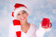 Foto: jolie femme souriante et tasse rouge jolie femme souriante et tasse rouge
