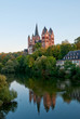 Limburger Dom spiegelt sich in der Lahn