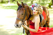 Foto: Woman with bright makeup on the horse outdoors Woman with bright makeup on the horse outdoors