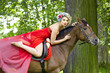 Foto: Woman with bright makeup on the horse outdoors Woman with bright makeup on the horse outdoors