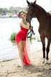Foto: Woman with bright makeup on the horse outdoors Woman with bright makeup on the horse outdoors