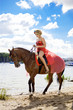 Foto: Woman with bright makeup on the horse outdoors Woman with bright makeup on the horse outdoors