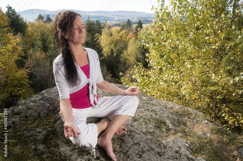 Photo: Frau im Lotossitz auf Felsen Frau im Lotossitz auf Felsen