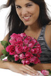 Junge hübsche Frau mit einem Strauss rosa Rosen