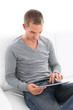 Foto: Junger Mann bestellt online im Internet Junger Mann bestellt online im Internet