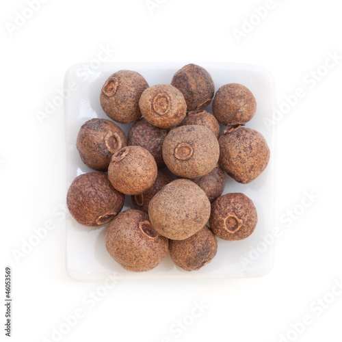Photo: Pile Allspice (jamaica pepper) in a white bowl on white backgro Pile Allspice (jamaica pepper) in a white bowl on white backgro