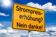 Schild mit Strompreiserhöhung und Sonne