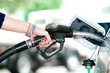 Frau tankt Diesel  - Detailaufnahme Hand mit Zapfpistole