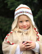 kleines Mädchen in Winterbekleidung mit Kinderpunsch