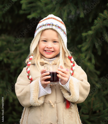 Photo: kleines Mädchen mit Kinderpunsch draußen kleines Mädchen mit Kinderpunsch draußen