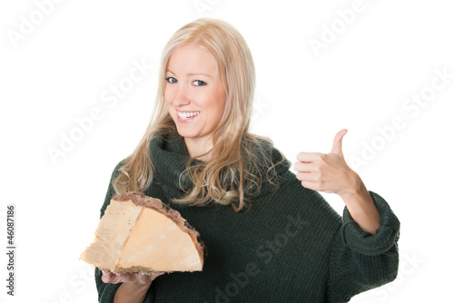 Photo: Junge Frau bietet Holz an Junge Frau bietet Holz an
