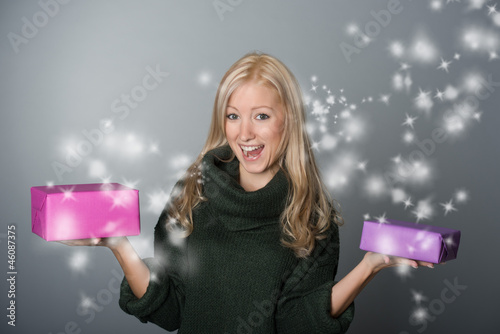 Photo: Frau mit tollen Geschenken Frau mit tollen Geschenken
