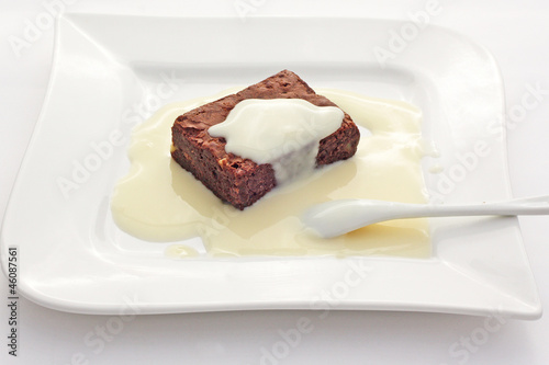Photo: Un brownie nappé de crème Un brownie nappé de crème