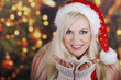 Blonde Frau als Christkind lächelt