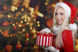 Blonde Weihnachtsfrau mit Geschenk