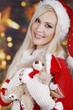 Blonde Frau als Christkind mit Teddybär
