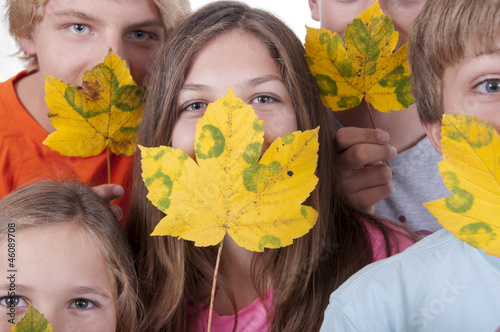 Photo: Teenager mit Herbstblätter Teenager mit Herbstblätter