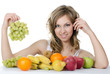Foto: Beautiful girl with fruit and vegetables Beautiful girl with fruit and vegetables