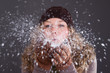 Frau im Winter - Schneefall