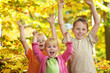 Kinderfreude, leuchtendes Laub und Herbstsonne