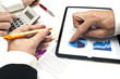 Réunion d'affaires avec graphique et tablette tactile