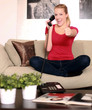Foto: Mädchen beim Telefonieren auf der Couch Mädchen beim Telefonieren auf der Couch