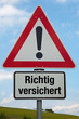 Achtung-Schild RICHTIG VESICHERT