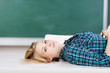 junge frau in der schule