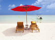 parasol rouge sur plage des îles