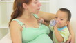 Vídeo: pregnant woman playing with her son pregnant woman playing with her son