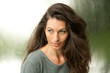 Frauenportrait mit langen Haaren im Wind
