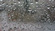 Gotas de lluvia cayendo en el cristal
