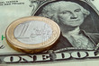 Euromünze auf Dollarschein