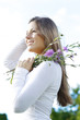Hübsche dunkelhaarige Frau mit Sommerblumen
